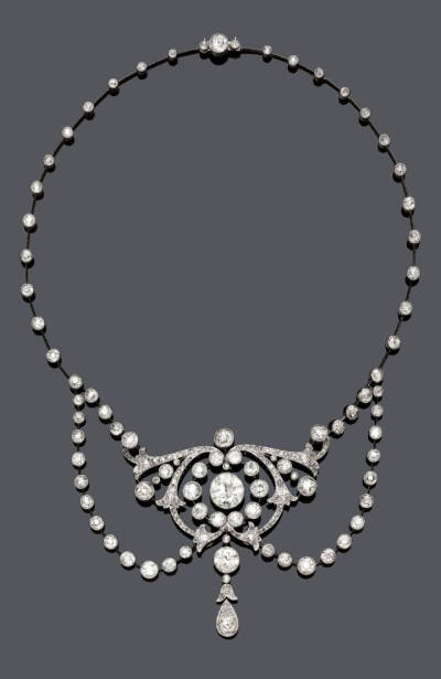 珠宝 | 奢华珠宝。
“暗夜中的星光，晨曦里的露珠”。一组优雅璀璨的钻石项链。