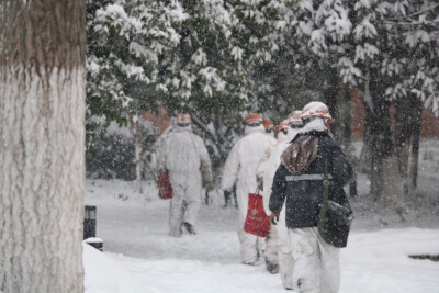 2018.12.30
首先让我振奋的是南方的雪，改变了我以往对南方的一种误解与偏见。
再就是踏着白雪归家的工人，白工服、安全帽和身上的印记与雪的照应，我在想如果背景是干干净净的没有树与绿叶，或许这种主题可以表现的…