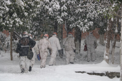 2018.12.30
首先让我振奋的是南方的雪，改变了我以往对南方的一种误解与偏见。
再就是踏着白雪归家的工人，白工服、安全帽和身上的印记与雪的照应，我在想如果背景是干干净净的没有树与绿叶，或许这种主题可以表现的…