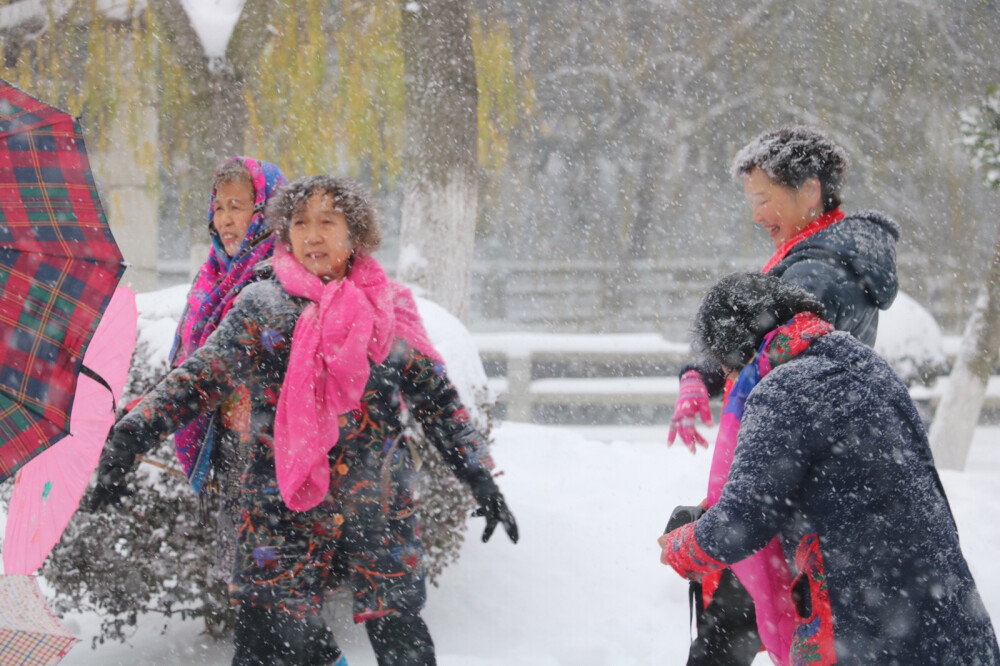 2018.12.30
看起来都是60＋的奶奶，在大雪里唱个歌跳着舞，那种对生活的热爱让我觉得感动。“奶娘你们真好看，我可以给你们照几张照吗”“可以呀！来啦站好啦，小女孩说给咱们拍照呢”可真可爱啊。