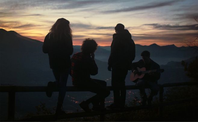我们这群人，苦没有真正苦过，爱没有用力爱过。每天受着信息大潮的冲击，三观未定又备受曲折。贫穷不再是正义，又妄图不让金钱成为唯一的追求。过早看到了更大的世界，勤奋却又不过三天。热血透不过键盘和屏幕，回忆止于游戏和高考。像一群没有根的孩子，在别人的经历和精神里吵闹。| 吴传传