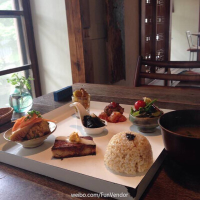 日本餐厅里的午餐套餐 摆盘什么的简直是门艺术啊 ​