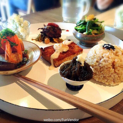 日本餐厅里的午餐套餐 摆盘什么的简直是门艺术啊 ​