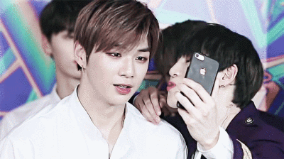 2019/1/06金唱片
运势饼干抽到“bobo成员”的云哥哥现场履行公约啦！好甜！（虽然只是手kiss）