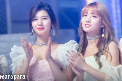 Twice sana凑崎纱夏 momo平井桃