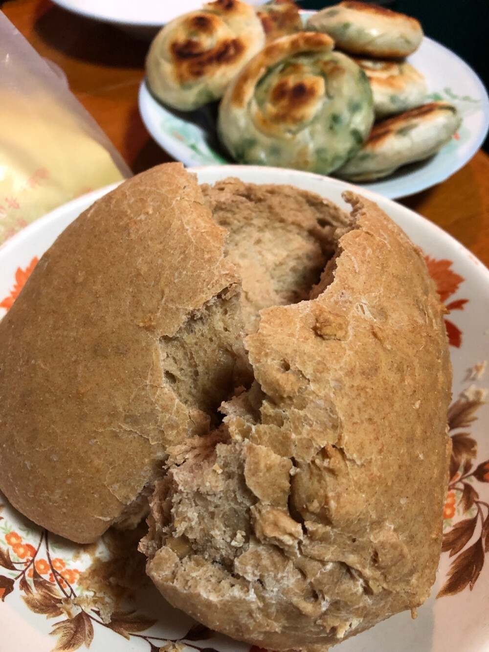 葱油饼和全麦面包啦