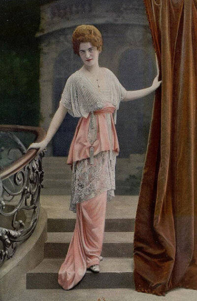 服装 | Evening Wear。
“优雅的身姿”。1910s。