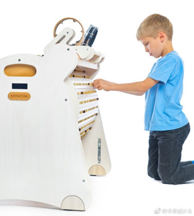 来自波兰的设计师Kamil Laszuk同时是一位音乐爱好者，Laszuk开发了一款非常有助于启发孩子创造力的儿童乐器——The Musicon。#求是爱设计#