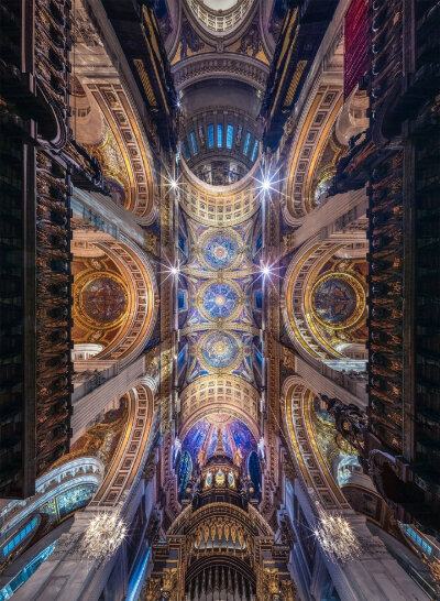 垂直全景照片／伦敦摄影师Peter Li通过捕捉建筑内部拍下的照片， 地板、天花板和支撑柱组合成一个全景镜头，产生令人惊叹的视觉效果 ——