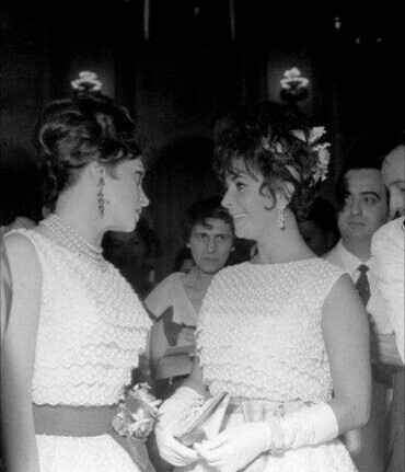 1961年莫斯科电影节
Liz与Gina撞衫（Dior）现场
Elizabeth Taylor &Gina Lollobrigida ​​​