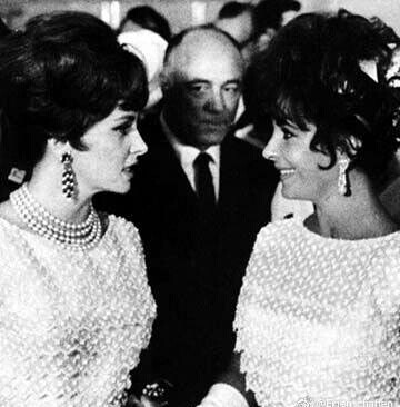 1961年莫斯科电影节
Liz与Gina撞衫（Dior）现场
Elizabeth Taylor &Gina Lollobrigida ​​​