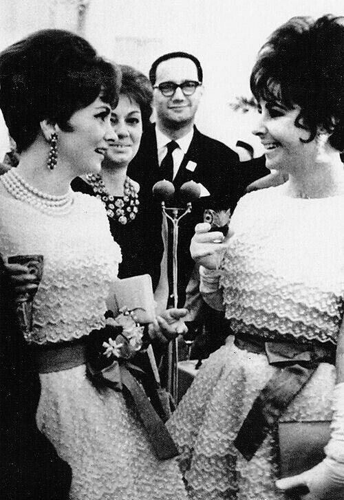 1961年莫斯科电影节
Liz与Gina撞衫（Dior）现场
Elizabeth Taylor &Gina Lollobrigida ​​​