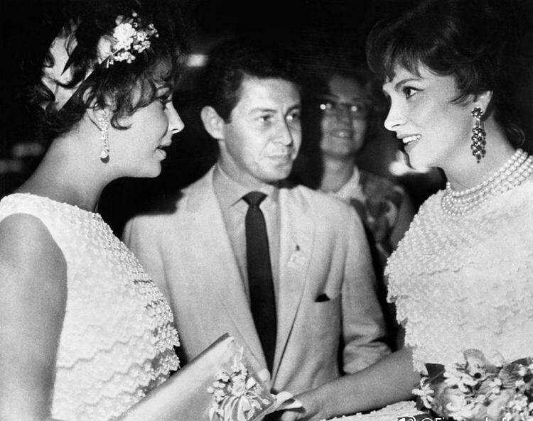 1961年莫斯科电影节
Liz与Gina撞衫（Dior）现场
Elizabeth Taylor &Gina Lollobrigida ​​​