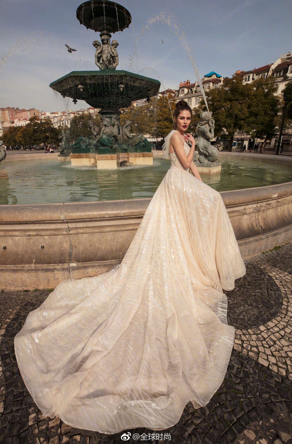 Innocentia Divina 2019婚纱系列Ⅰ以里斯本为灵感来源，大量采用盈纱和蕾丝的设计，同时亮片的加入，让迷人多了几分耀目。你愿意拿着这张电车票，和我开启一场理智与感性的冒险吗？