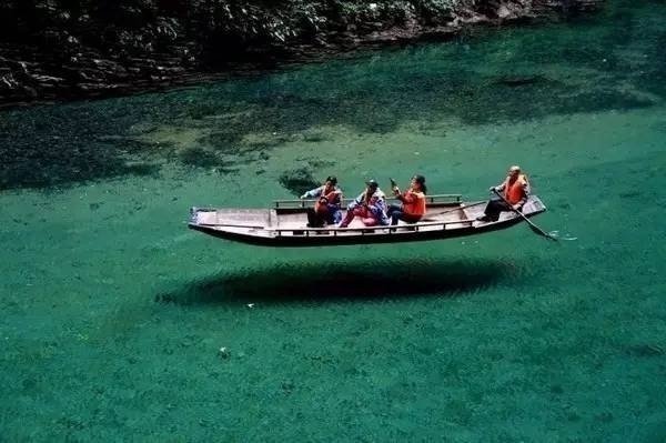 湖北恩施鹤峰屏山峡谷 ，清澈见底的河上，船行上面犹如漂浮空中，简直美呆了