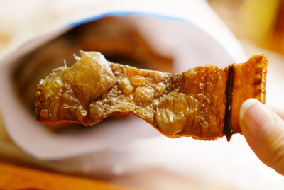 孤独的贪吃西坐在台灯下一个人嚼着温岭的烤鳗鱼鲞 王少看我吃的那么香好奇过来咬一口
「这个好好吃为什么你都不叫我」
「昨天叫你你说不要」
「昨天你没吃那么香」
那废话 这袋鳗鱼鲞是我特意绕去老人民医院隔壁摆…