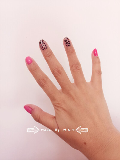 粉色豹纹美甲