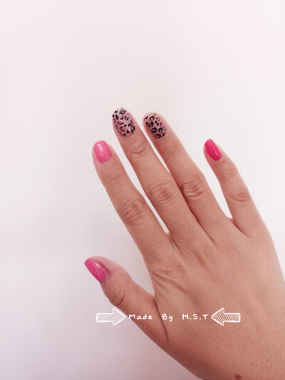 粉色豹纹美甲