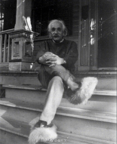 一张老照片~1950年代穿着毛毛鞋的爱因斯坦。这双鞋看起来真的非常暖和哇