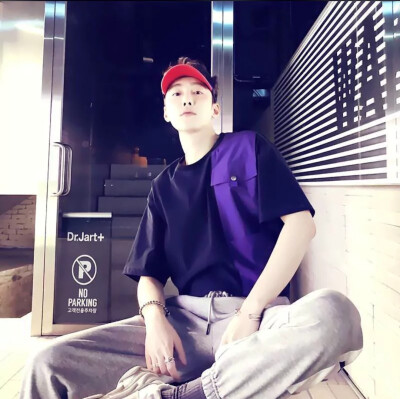 你要记得，在这个世界上，你是独一无二的，没人像你，你也不需要去代替谁。在你的人生舞台上，你是自己的主角，不需要去做谁的配角。