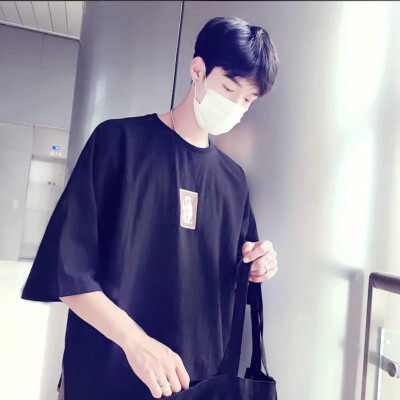 你要记得，在这个世界上，你是独一无二的，没人像你，你也不需要去代替谁。在你的人生舞台上，你是自己的主角，不需要去做谁的配角。