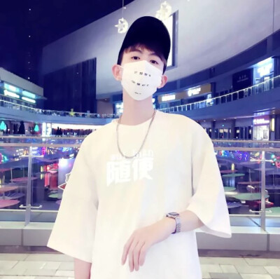 也许一个人在真正无可奈何的时候，除了微笑，也只好微笑了。