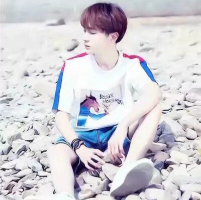 也许一个人在真正无可奈何的时候，除了微笑，也只好微笑了。