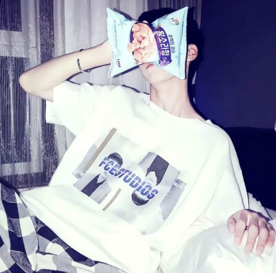 也许一个人在真正无可奈何的时候，除了微笑，也只好微笑了。