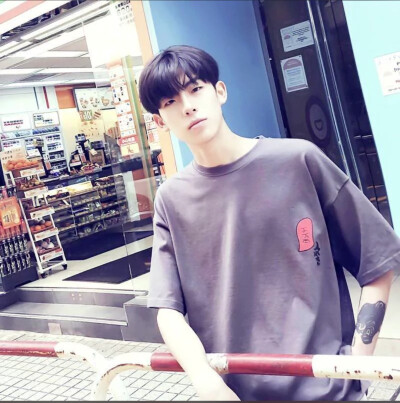 也许一个人在真正无可奈何的时候，除了微笑，也只好微笑了。