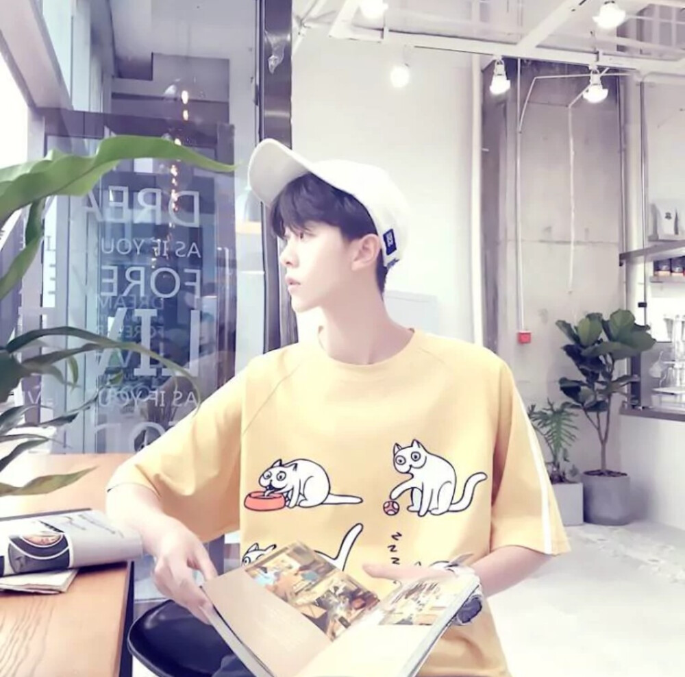 也许一个人在真正无可奈何的时候，除了微笑，也只好微笑了。