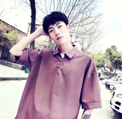 也许一个人在真正无可奈何的时候，除了微笑，也只好微笑了。