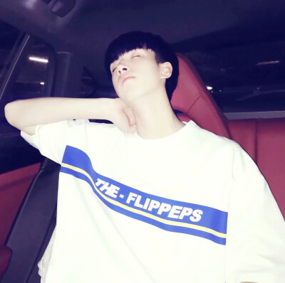 也许一个人在真正无可奈何的时候，除了微笑，也只好微笑了。