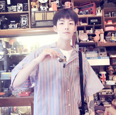 也许一个人在真正无可奈何的时候，除了微笑，也只好微笑了。