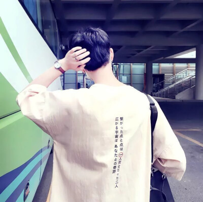 也许一个人在真正无可奈何的时候，除了微笑，也只好微笑了。