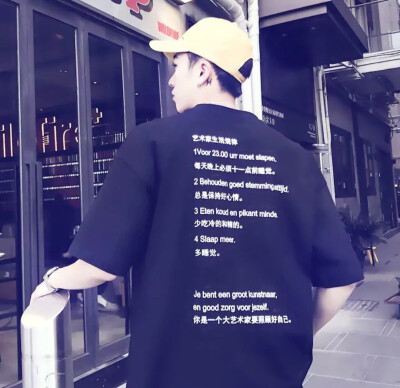  也许一个人在真正无可奈何的时候，除了微笑，也只好微笑了。