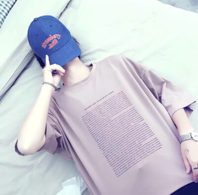  也许一个人在真正无可奈何的时候，除了微笑，也只好微笑了。