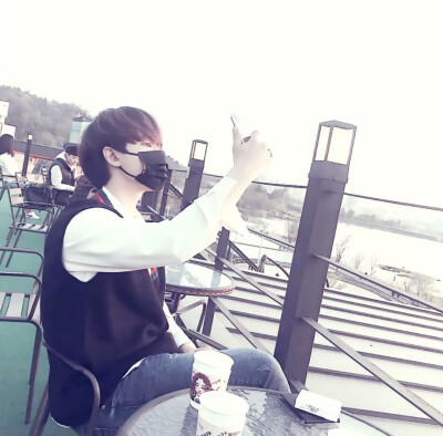  也许一个人在真正无可奈何的时候，除了微笑，也只好微笑了。