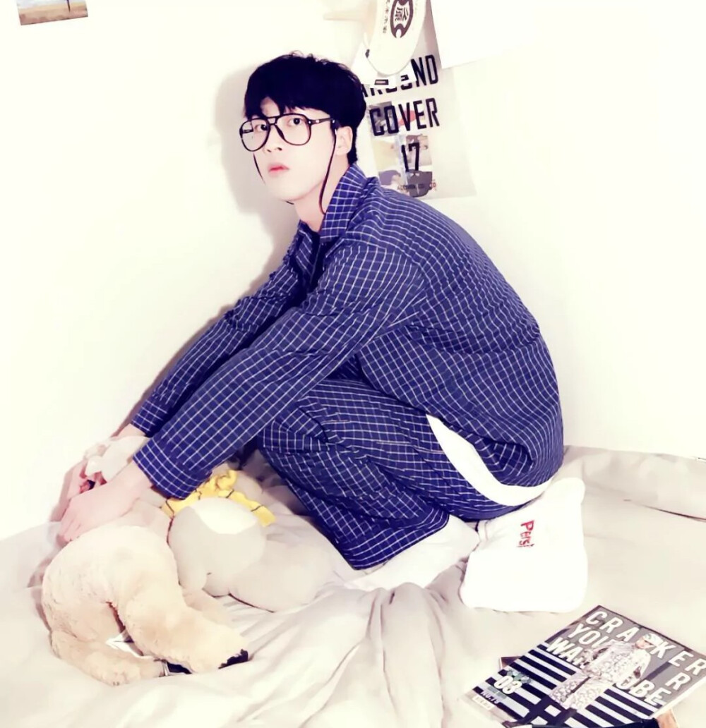  也许一个人在真正无可奈何的时候，除了微笑，也只好微笑了。