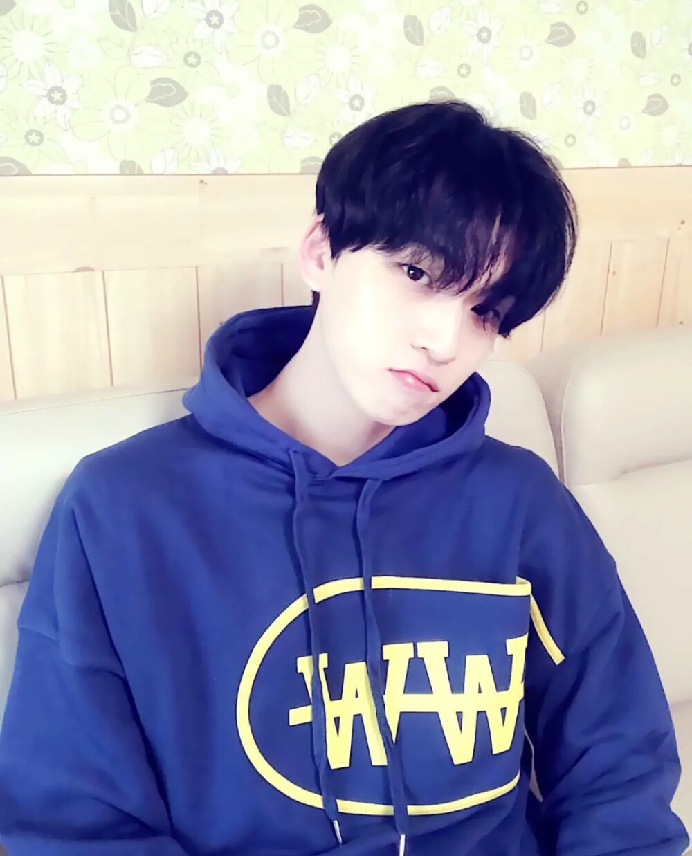  也许一个人在真正无可奈何的时候，除了微笑，也只好微笑了。