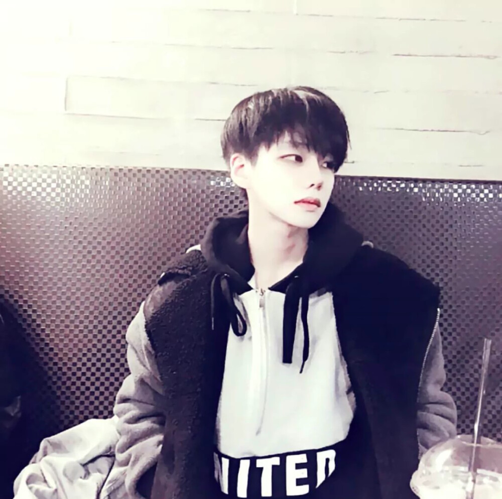  也许一个人在真正无可奈何的时候，除了微笑，也只好微笑了。