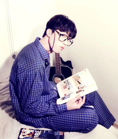  也许一个人在真正无可奈何的时候，除了微笑，也只好微笑了。