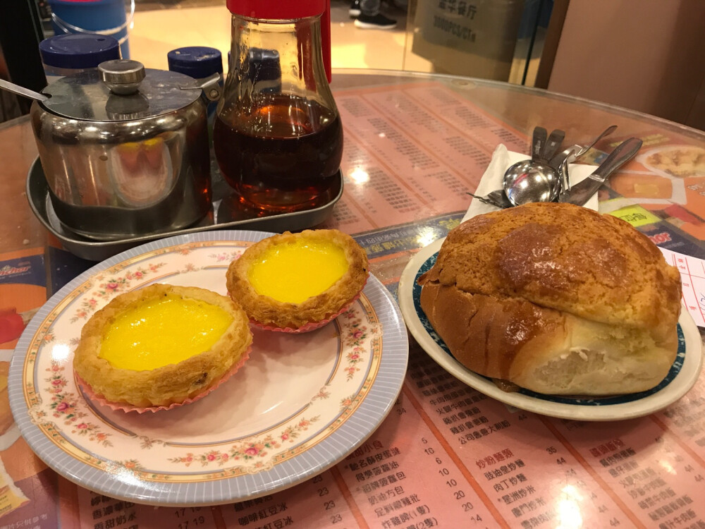 试试香港金华冰厅的菠萝包和蛋挞吧！奶茶也超好喝！！