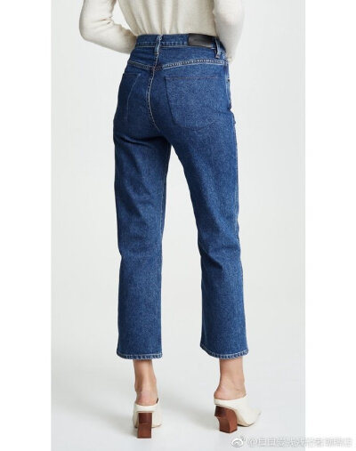 Goldsign 19春
蓝色高腰9分及踝直筒牛仔裤
水洗经典好看 设计简约高级
修饰一切腿部问题
上身又美又有型