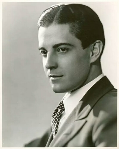 拉蒙诺瓦罗
Ramon Novarro 1899-1968年
美国演员