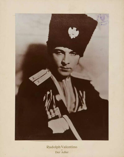 鲁道夫瓦伦蒂诺
Rudolph Valentino 1895-1926年
意大利裔美国默片时代首位偶像男明星