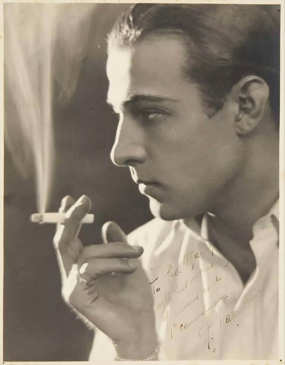 鲁道夫瓦伦蒂诺
Rudolph Valentino 1895-1926年
好莱坞1951、57年两次拍过他的传记影片；1978年欧文大道上的一段路改名为鲁道夫范伦铁诺街。