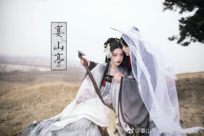 《百里思念慕长欢》
“偲年”若彩虹，遇上方知有。