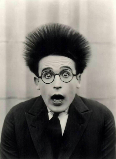 哈罗德劳埃德
Harold Lloyd 1893-1971年
美国演员