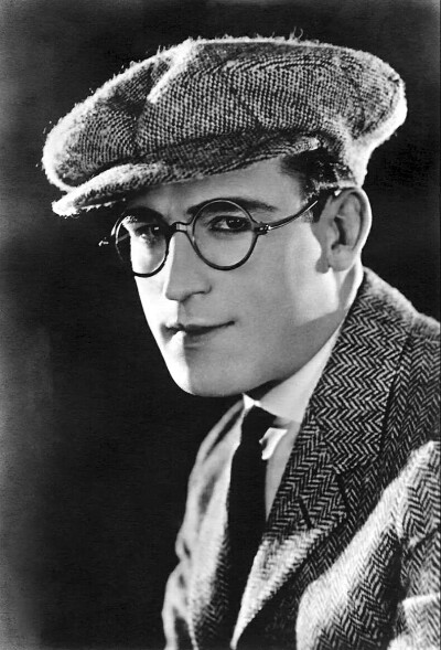 哈罗德劳埃德
Harold Lloyd 1893-1971年
美国演员