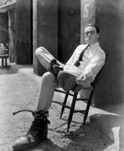 哈罗德劳埃德
Harold Lloyd 1893-1971年
美国演员